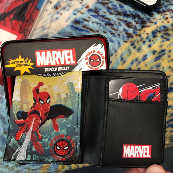 MARVEL SPIDERMAN BILLFOLD/WALLET WITH COLLECTORS TIN, SPIDERMAN CHARACTER SOCKS - Picture 3 of 7